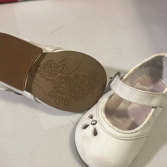 White Stride rite flats with pearl accent good condition size 4W - Picture 2 of 3